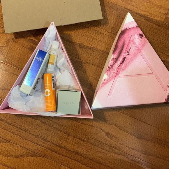 Avon 4piece gift set (suggested expiration is 11/23...I normally use 2-3 yr past - Picture 6 of 7